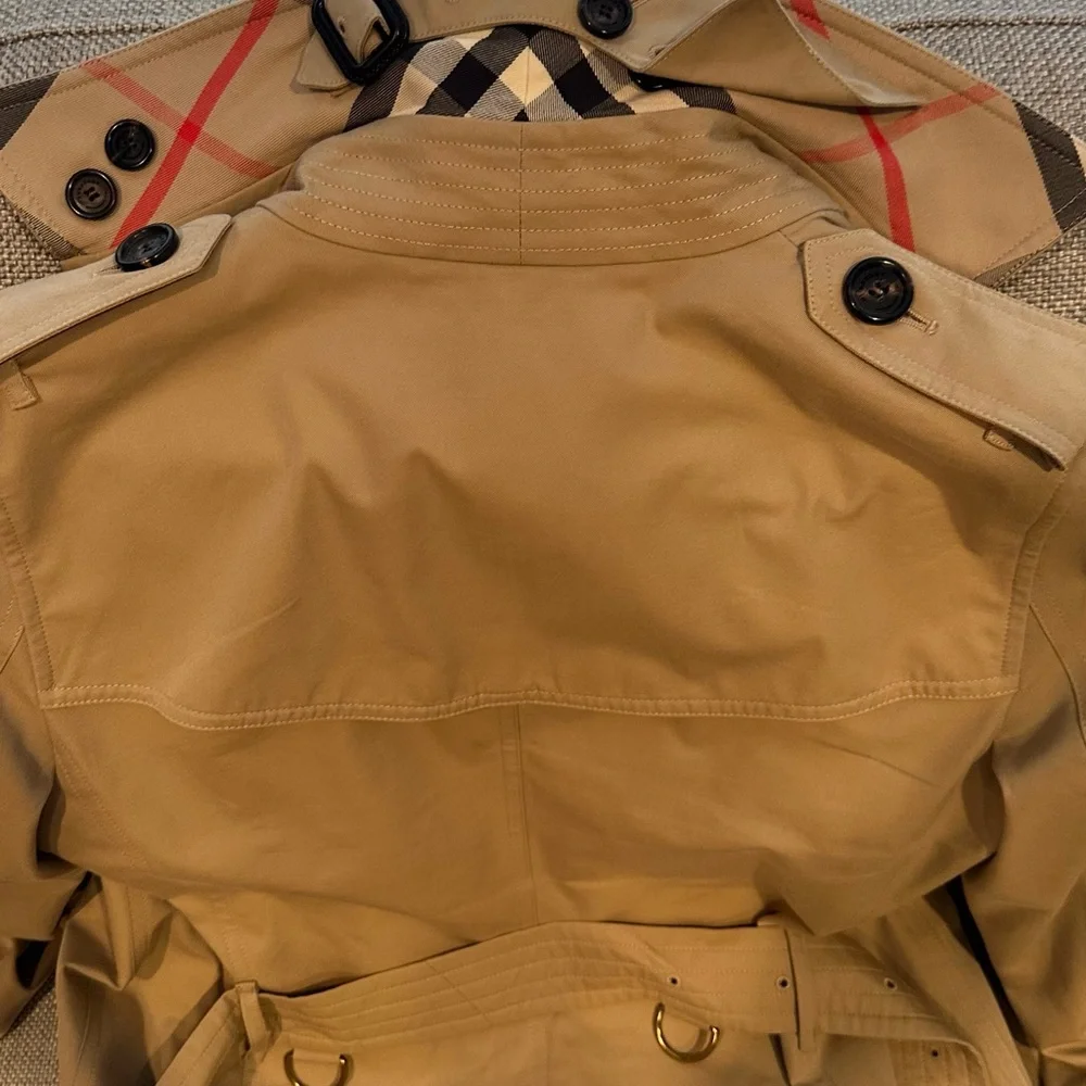 Authentic Burberry Kensington Heritage Trench Coat - Picture 9 of 9